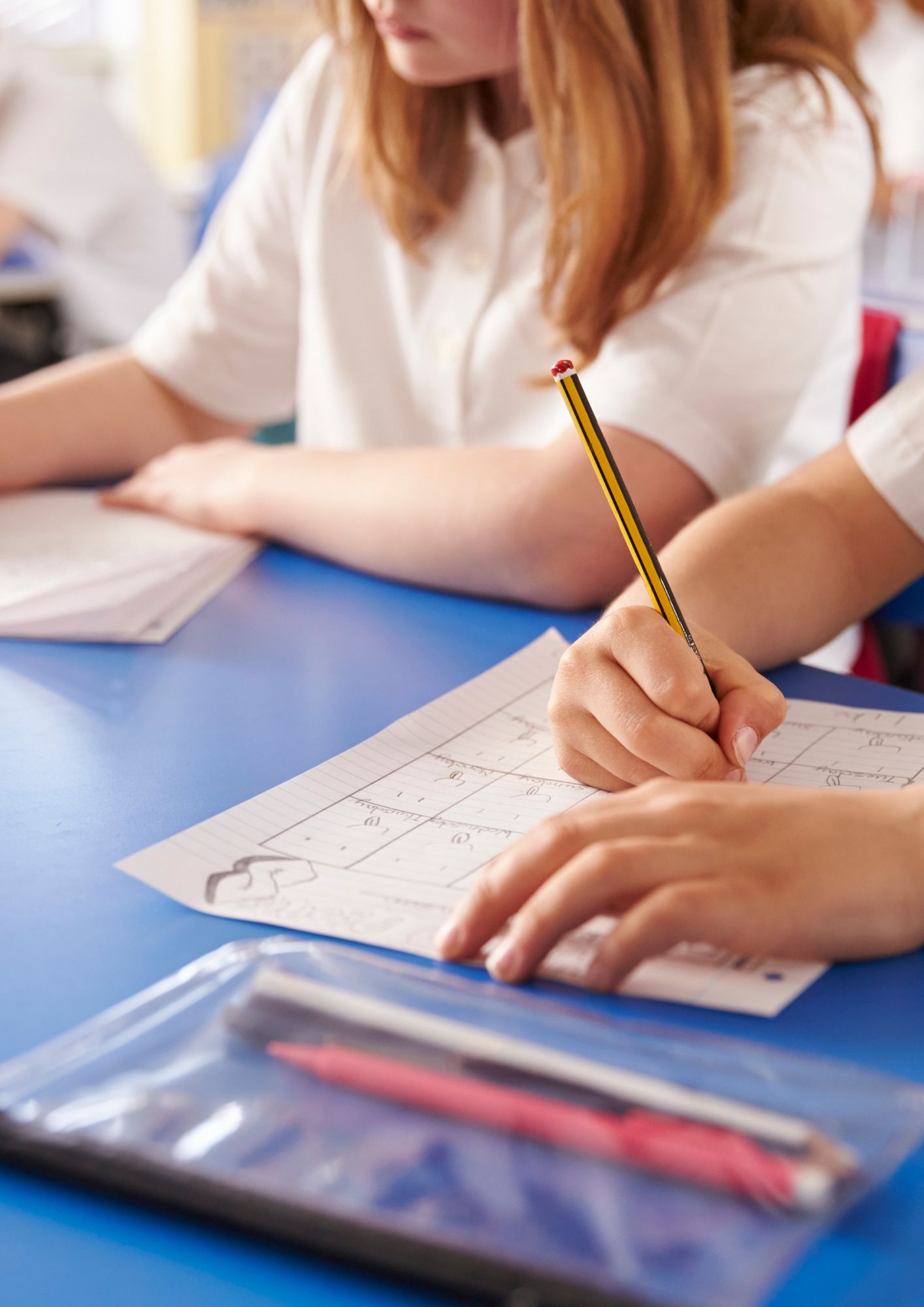 enfant qui fait ces exercices sur une feuille